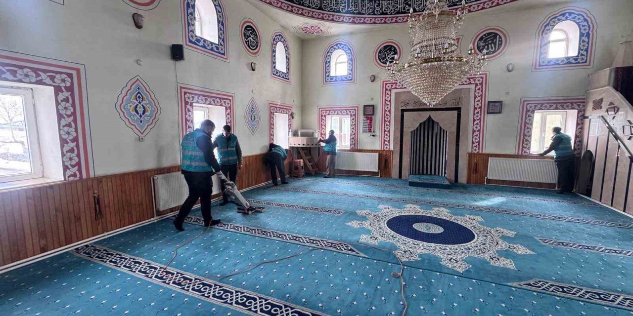 Hınıs’ta yükümlüler camilerde temizlik yaptı