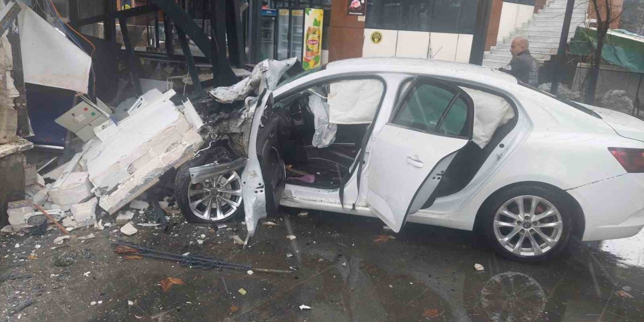 Bingöl’de otomobil iş yerine girdi: 5 yaralı