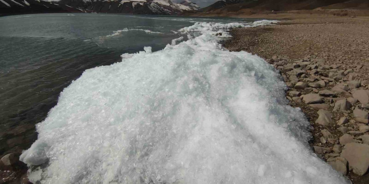 Van’da baraj gölünde donan dalgalar görsel şölen sundu