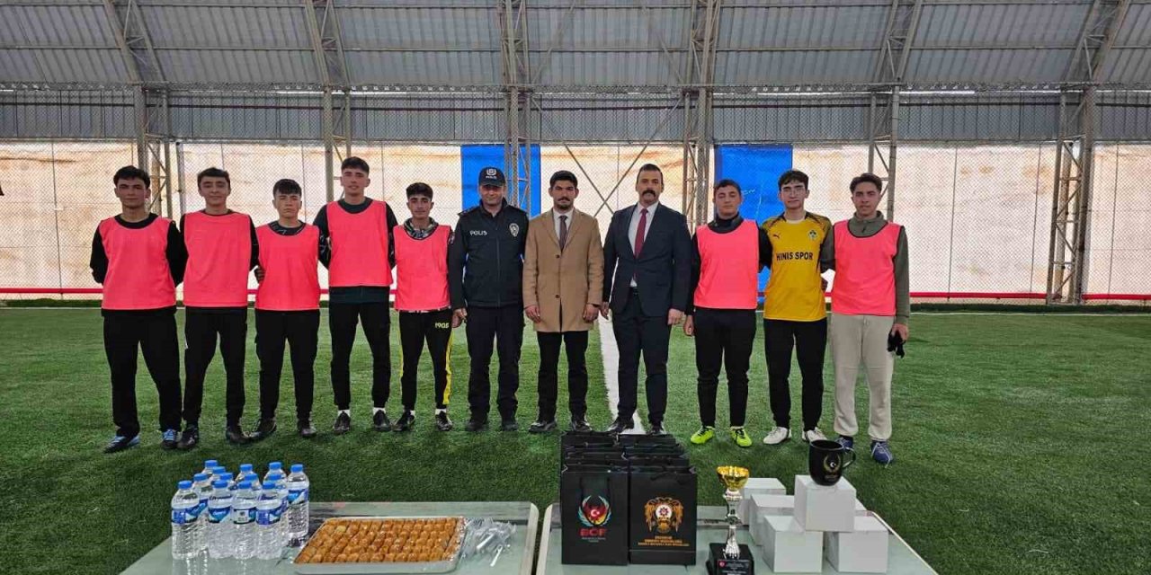 Öğrencilerle halı sahada maç yapan polis, terör örgütleri konusunda bilgilendirdi