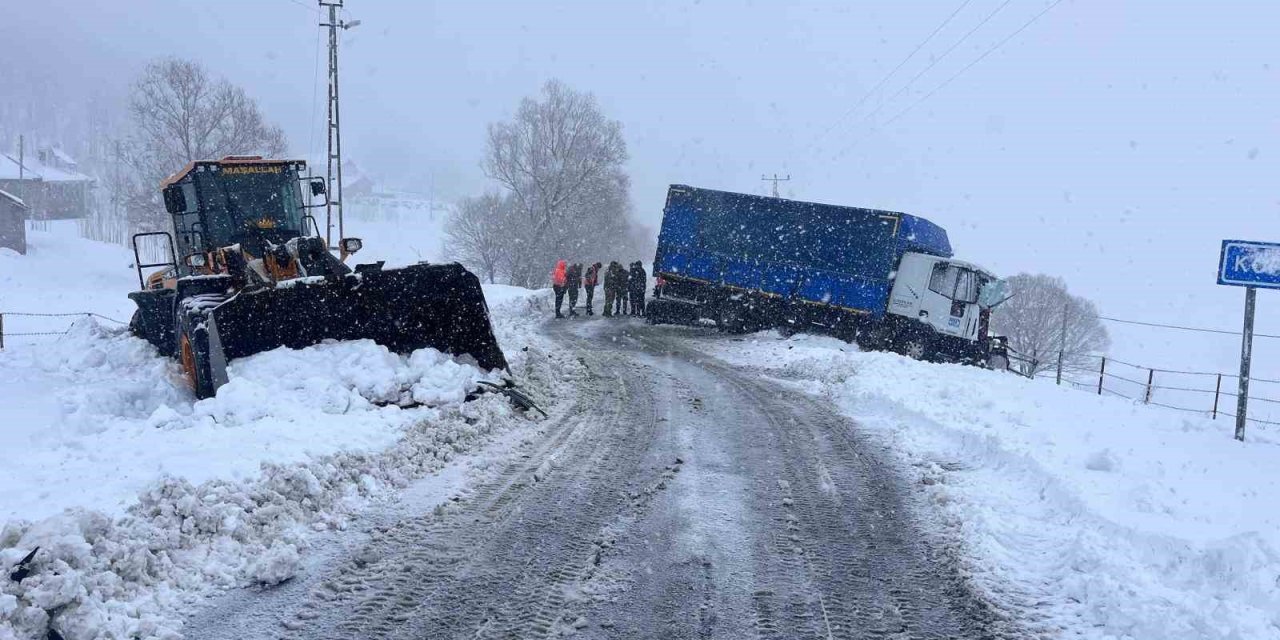 Muş’ta tır iş makinesine çarptı: 1 yaralı