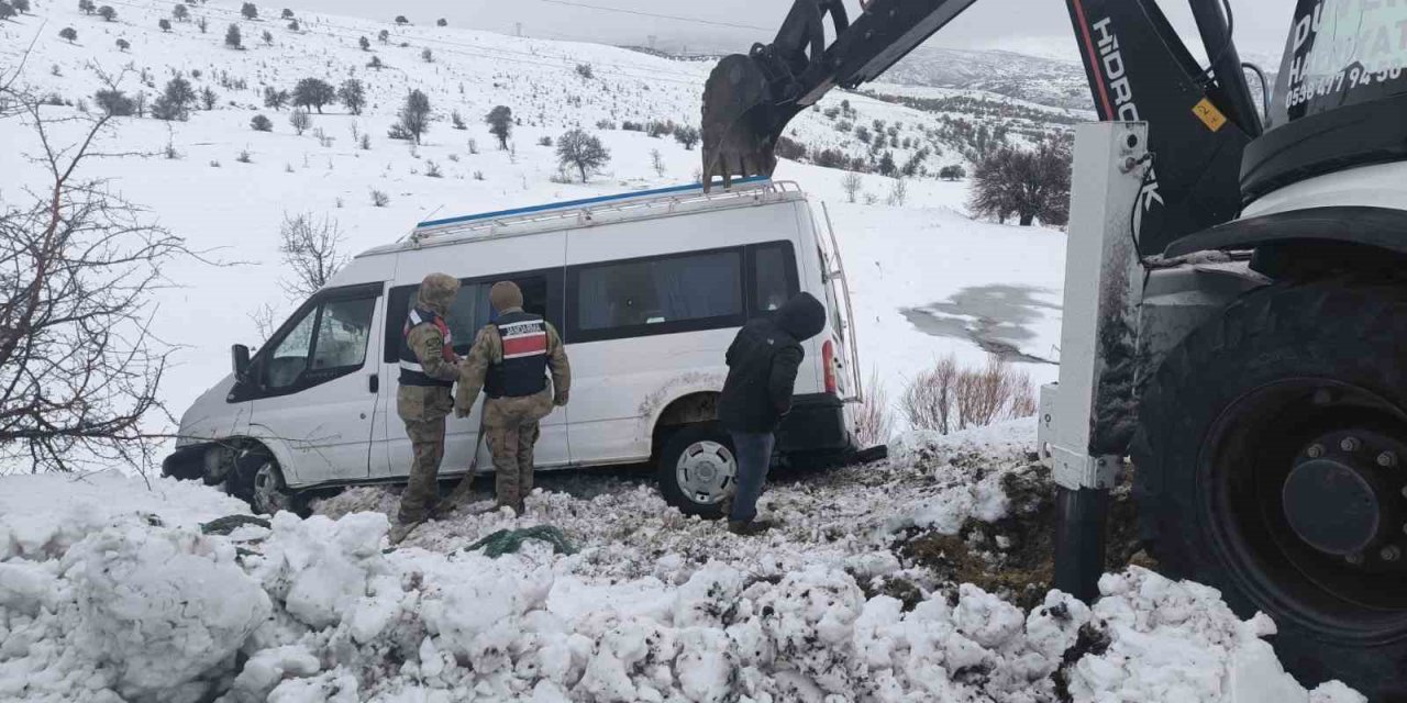 Şarampole sürüklenen minibüs, ekipler tarafından kurtarıldı