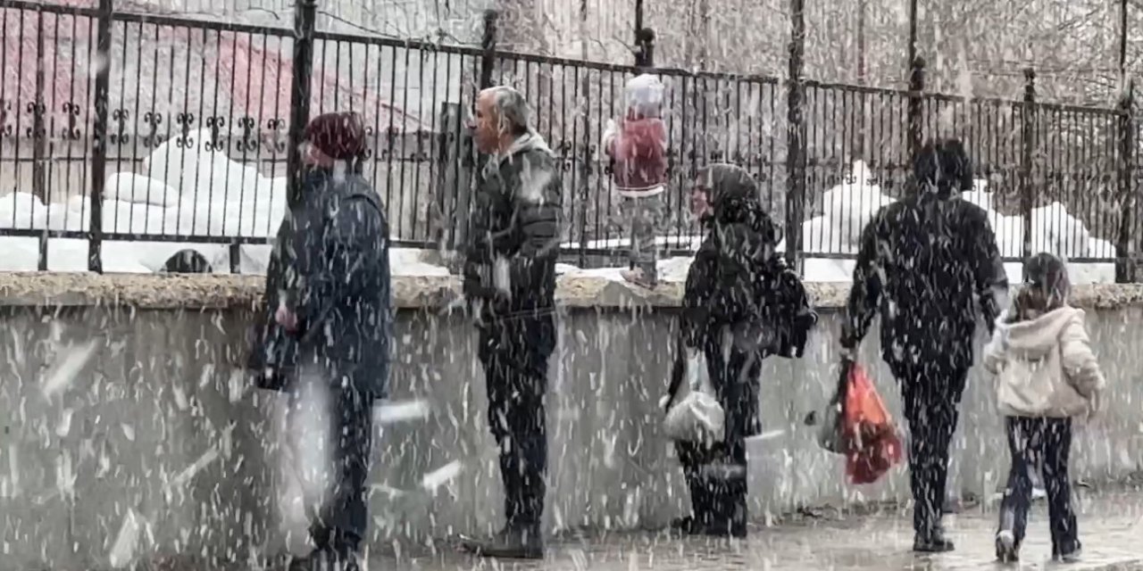 Yüksekova’da kar yağışı ilçeyi beyaza bürüdü