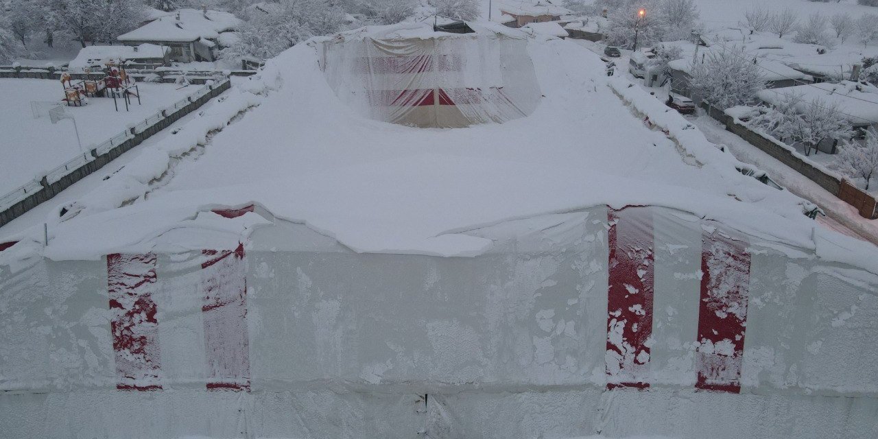 Erzincan’da kardan halı sahanın brandası çöktü