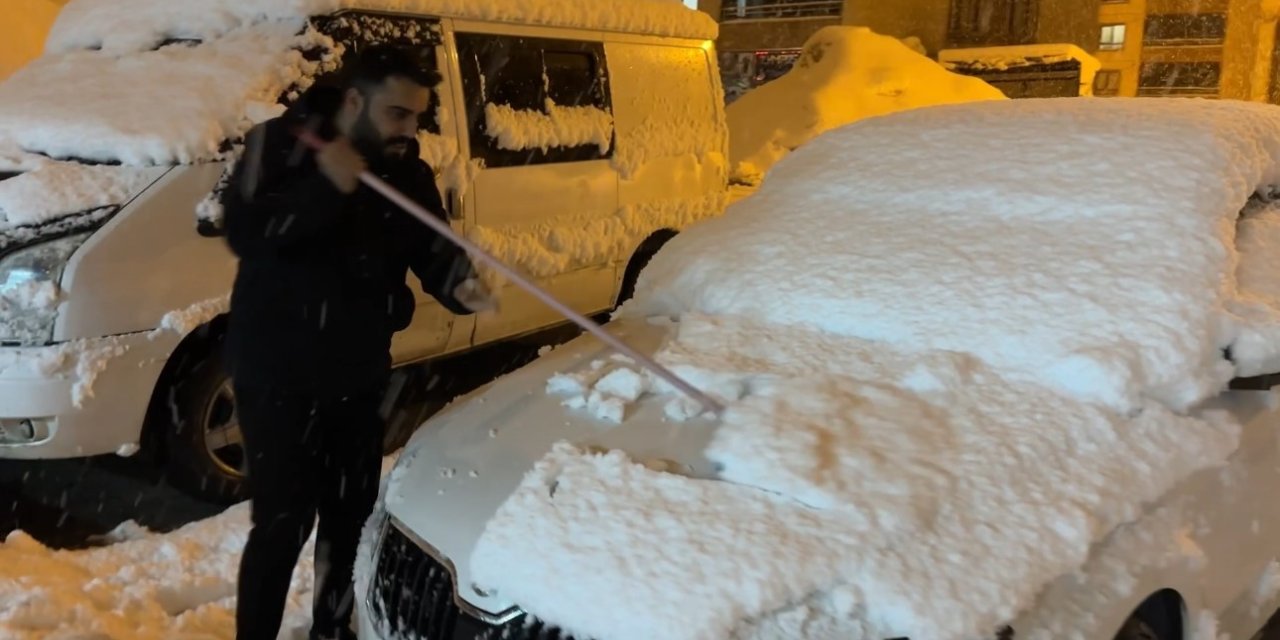 Yüksekova’da kar kalınlığı 15 santimetreye ulaştı