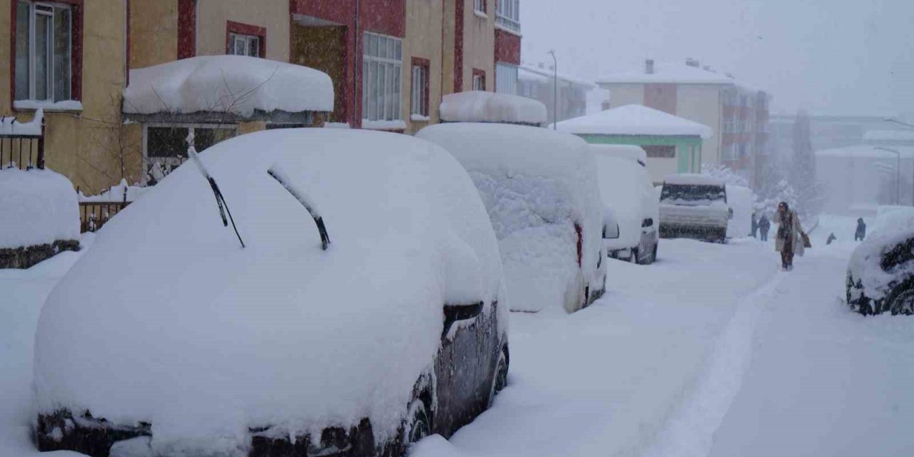Kar yağışı Erzurum’u felç etti, okullar tatil, kar kalınlığı 50 santimetreyi geçti, bin 167 köy yolu ulaşıma kapalı