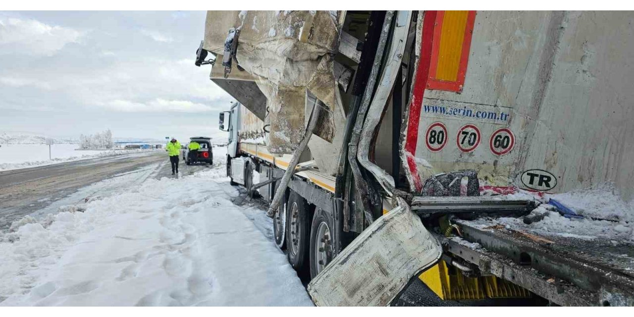 Adilcevaz’da tırlar çarpıştı