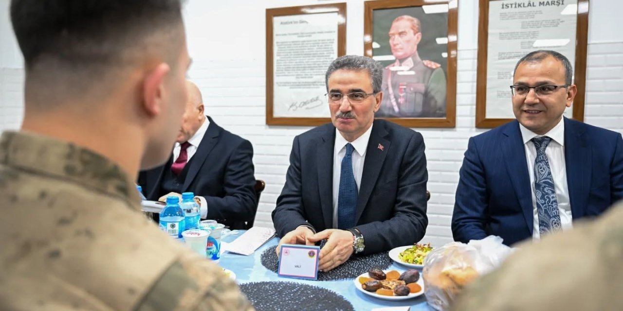 Mehmetçikle iftar yaptılar