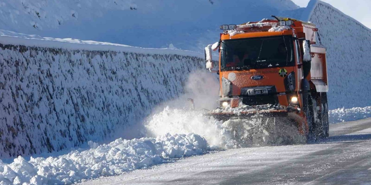 Van’da 390 yerleşim yerinin yolu kardan kapandı
