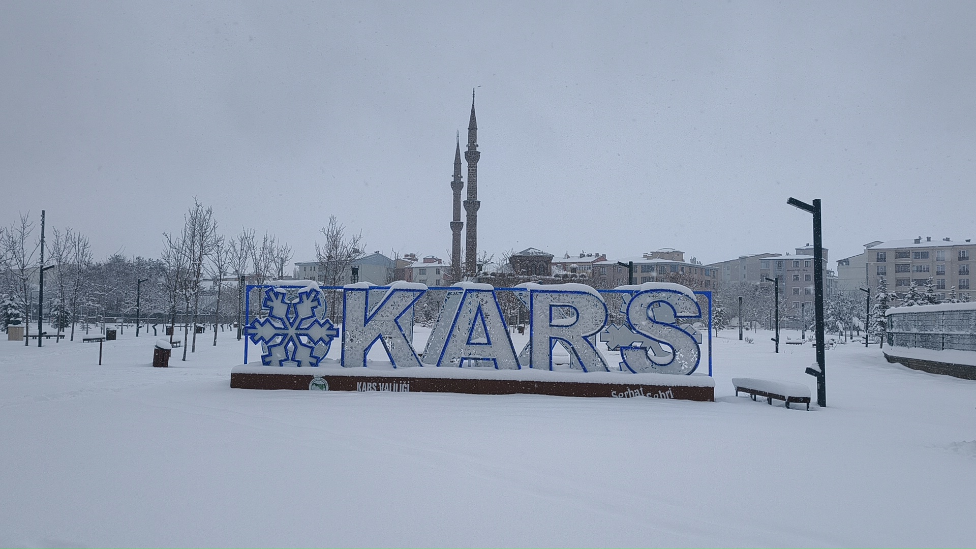 Kars'ta etkili olan kar kenti beyaza bürüdü
