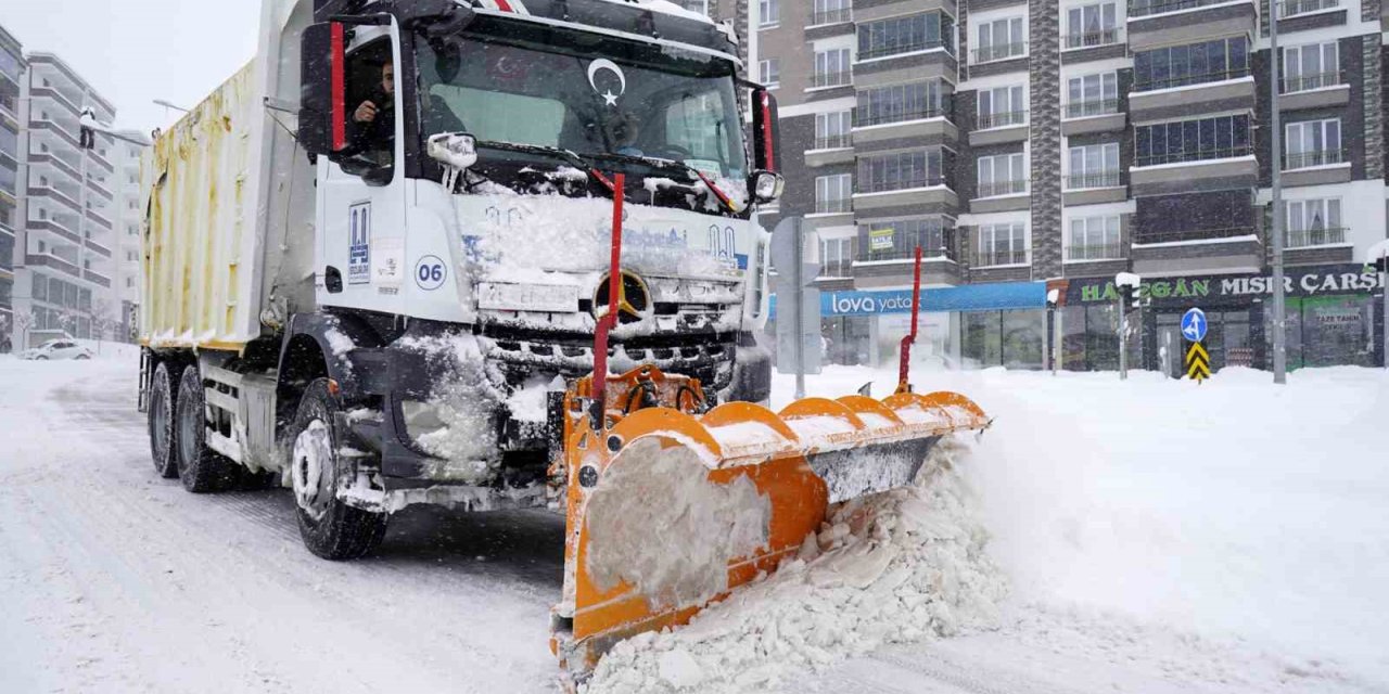 Büyükşehir’in kar timleri 7/24 sahada