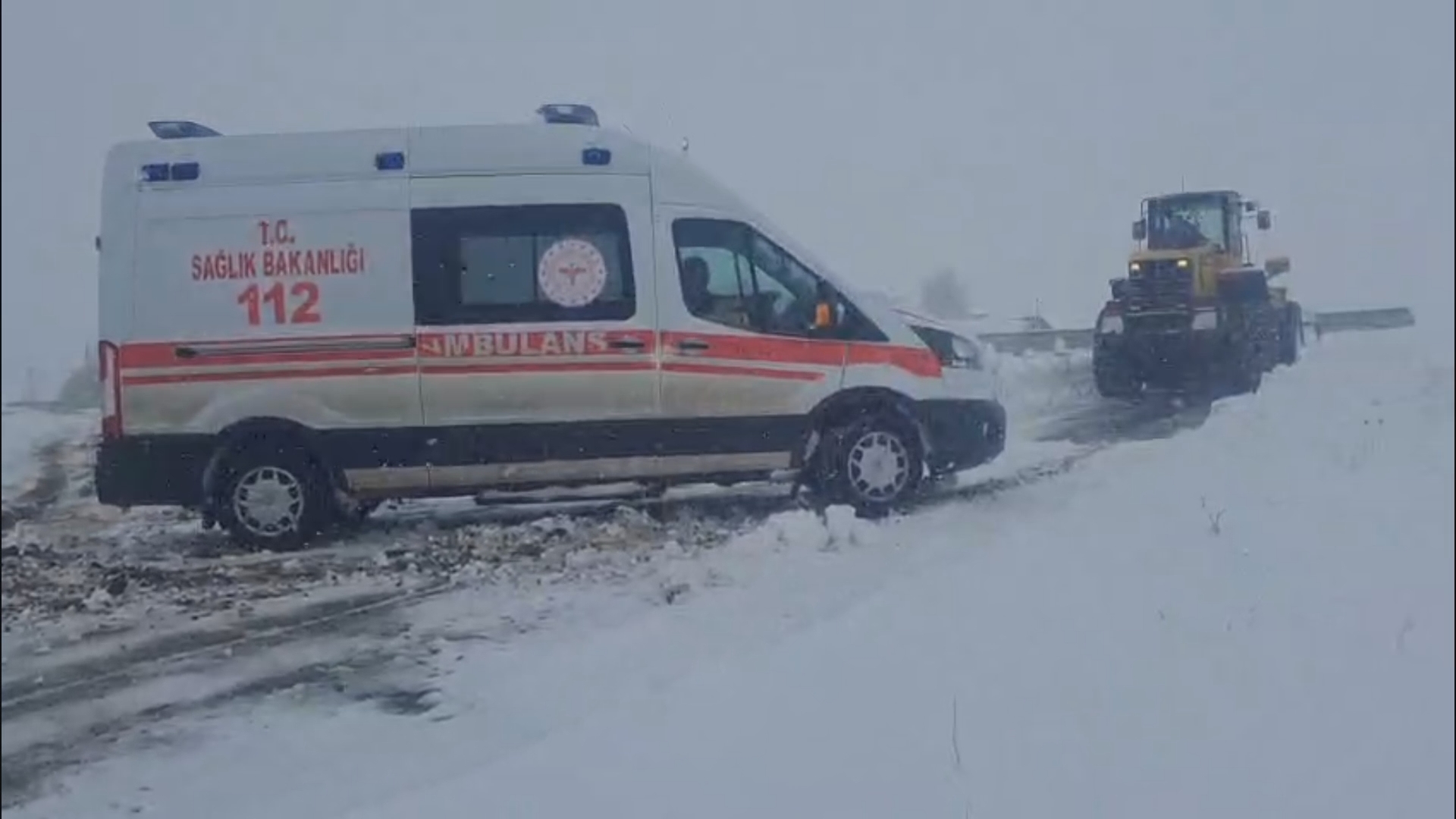 Kars'ta köy yolu kapanan hastalar için ekipler seferber oldu