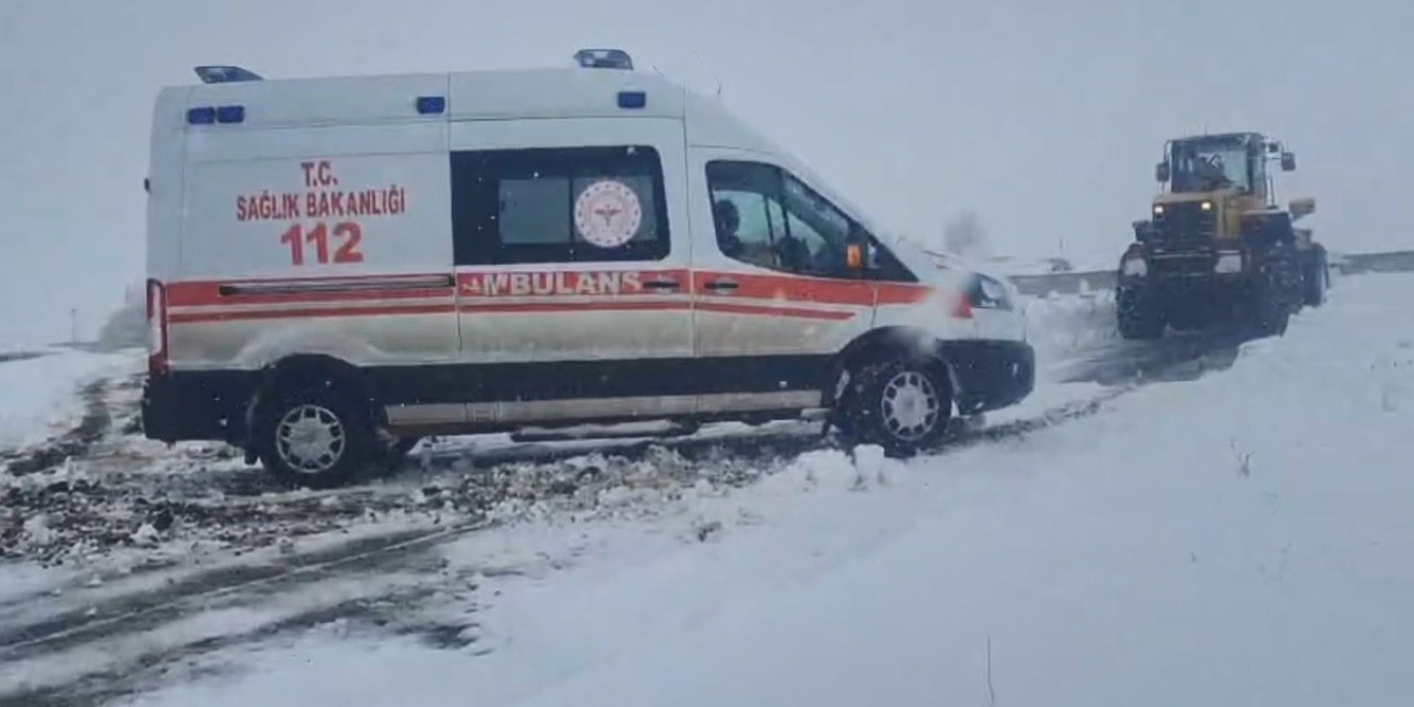 Kars’ta ambulanslara kar geçit vermedi