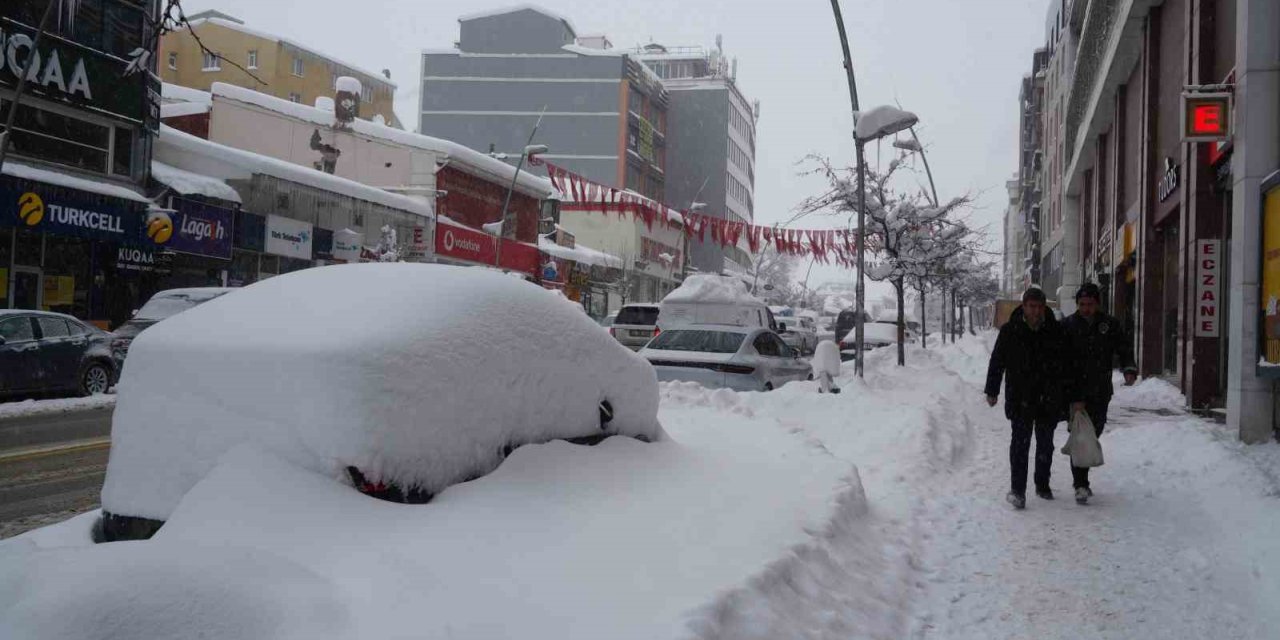 Kar Erzurum’u esir aldı, araçlar karın içinde kayboldu
