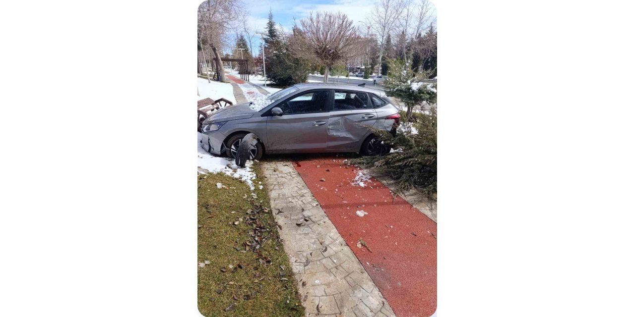 Elazığ’da otomobil kaldırıma çıktı: 1 yaralı