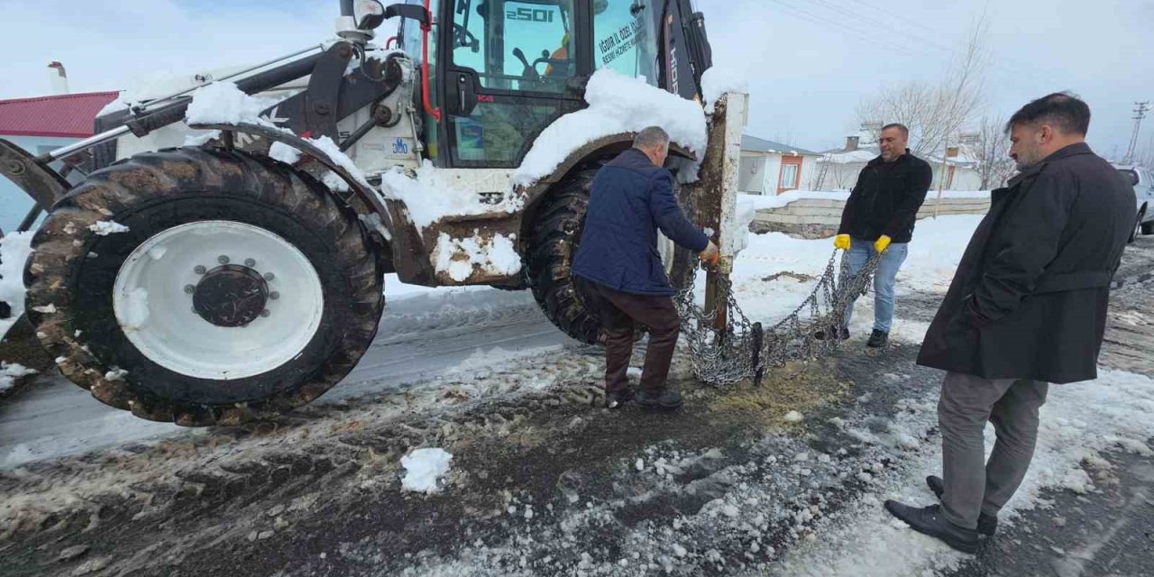 Tuzluca’da kar 32 köy yolunu kapattı, 22 köy yolu ulaşıma açıldı