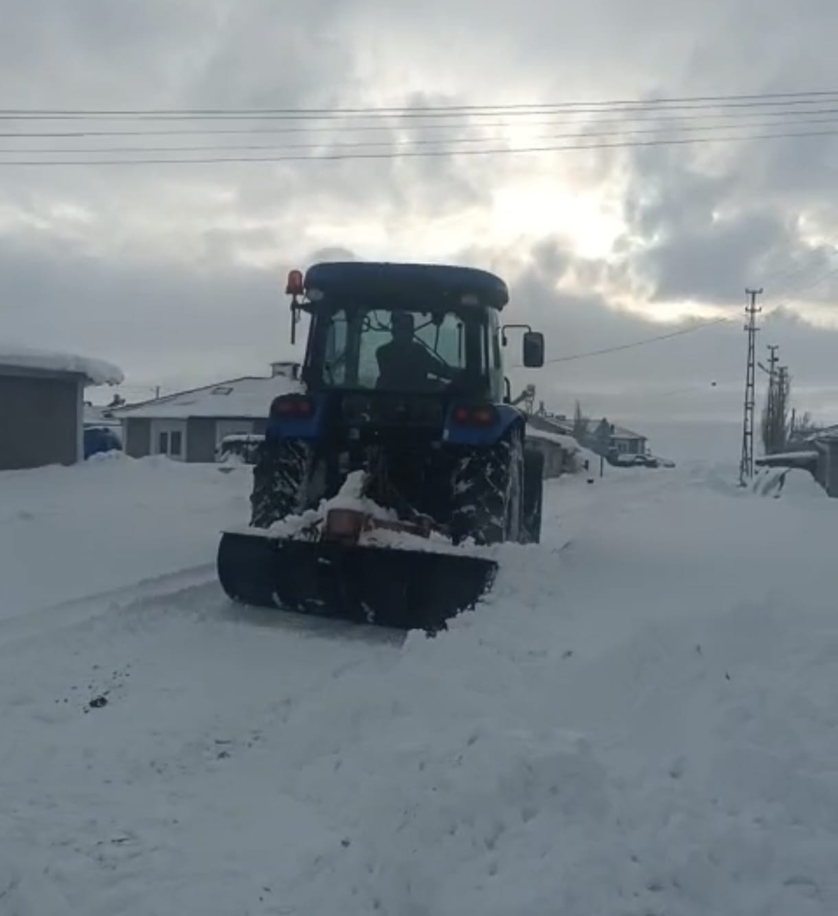 Devleti beklemedi, traktörüne binerek yolu açtı