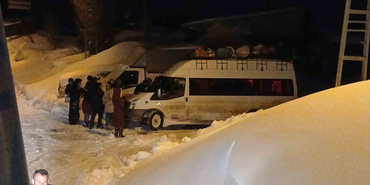 Köy yolunda mahsur kalan öğrenci servisi kurtarıldı