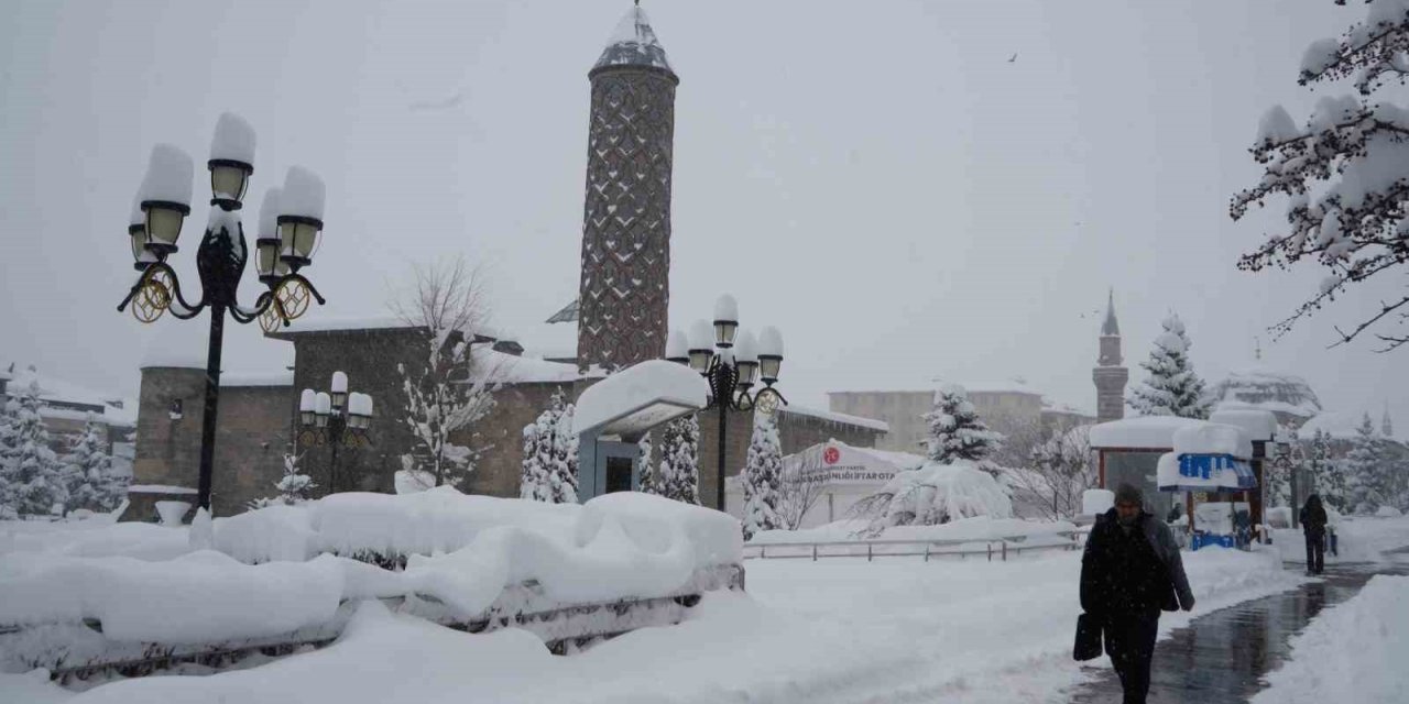 Kar durdu soğuklar geldi