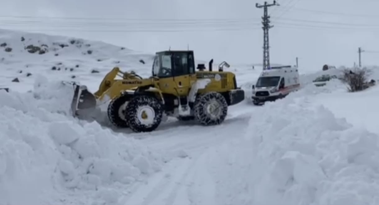 Yolu kapanan köyde rahatsızlanan kadın 3 saat süren çalışmaya hastaneye sevk edildi
