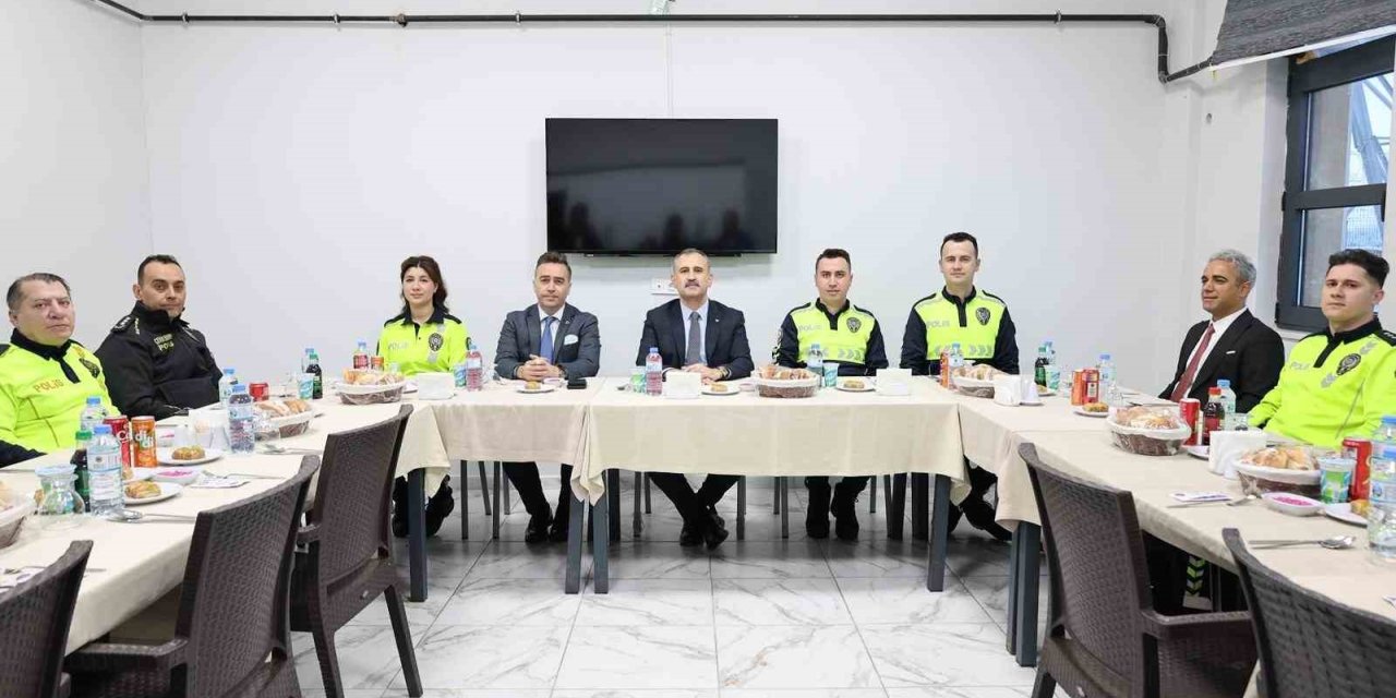 Ağrı’da Vali Bozkurt, trafik polisleriyle iftarda bir araya geldi