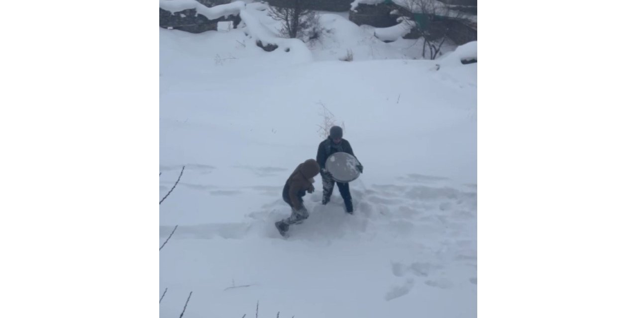 Tepsiyle kayarken havaya attı, kardeşinin başına isabet etti