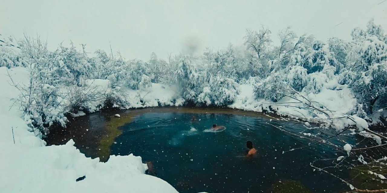 Muhteşem manzarada üç arkadaş kar yağışı altında gölette yüzdü
