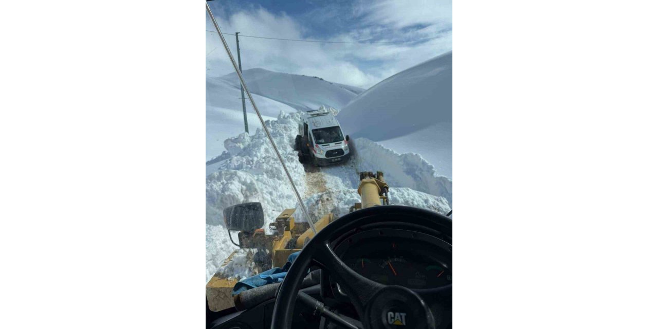 Ağrı’da 2 metrelik karda zamanla yarış: Mahsur kalan hasta kurtarıldı