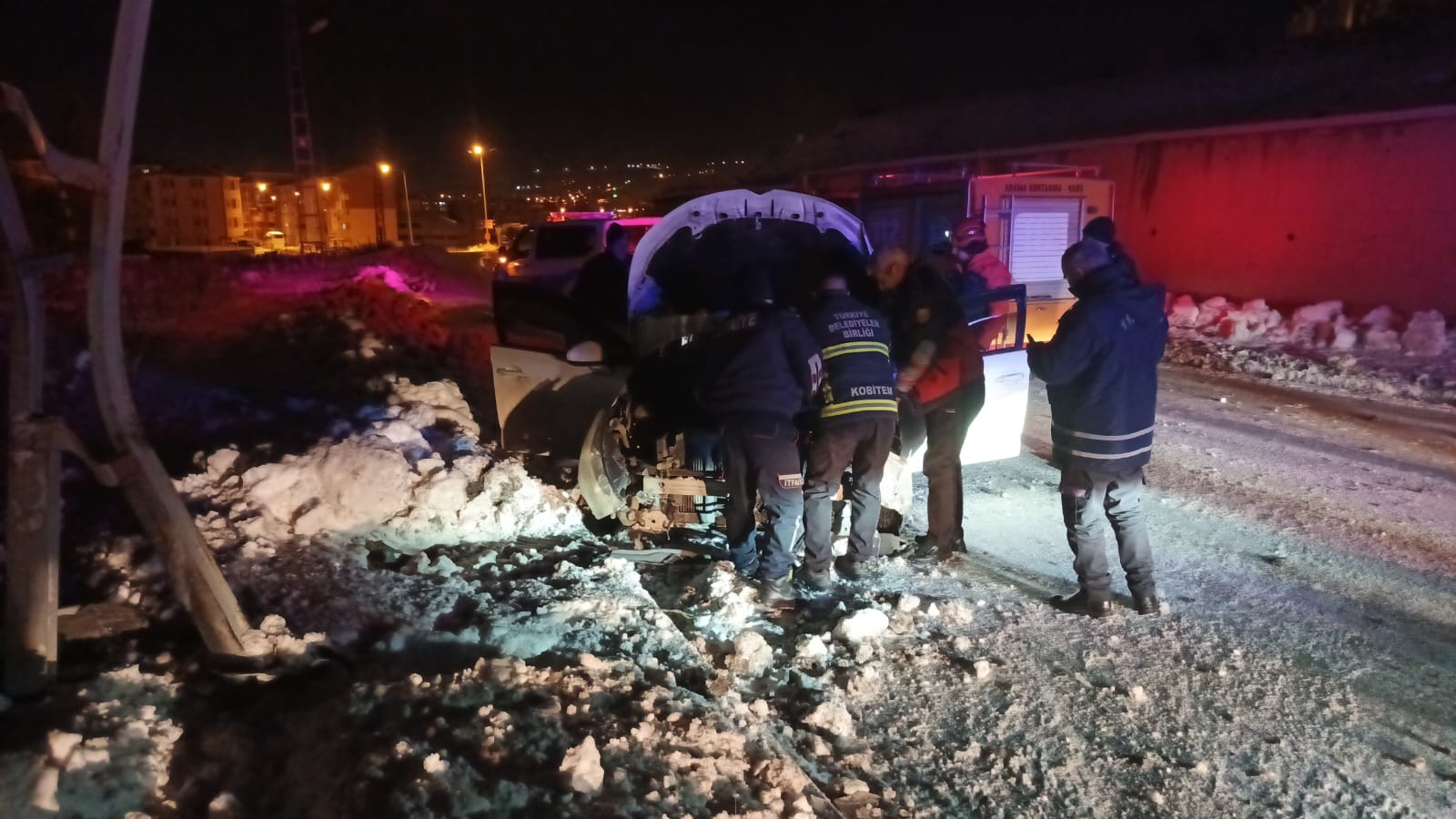 Kars’ta otomobil aydınlatma direğine çarptı: 1 yaralı