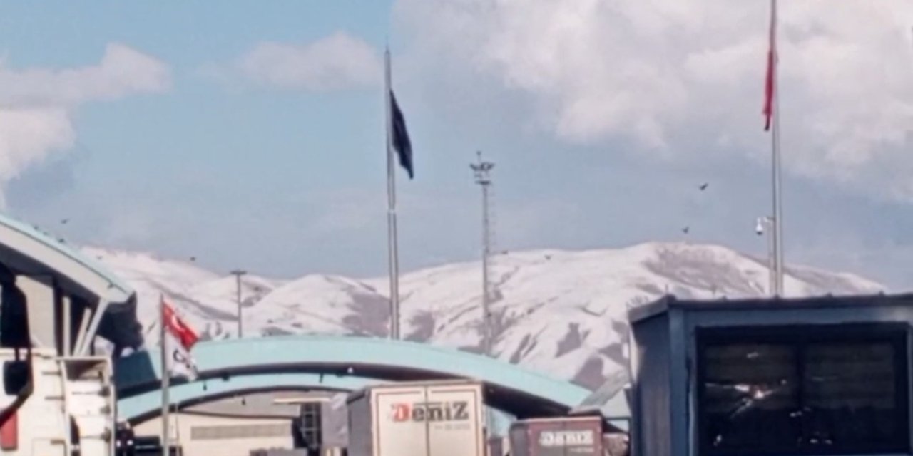İran sınırındaki Esendere Sınır Kapısı’nda geçişlere kısıtlama getirildi