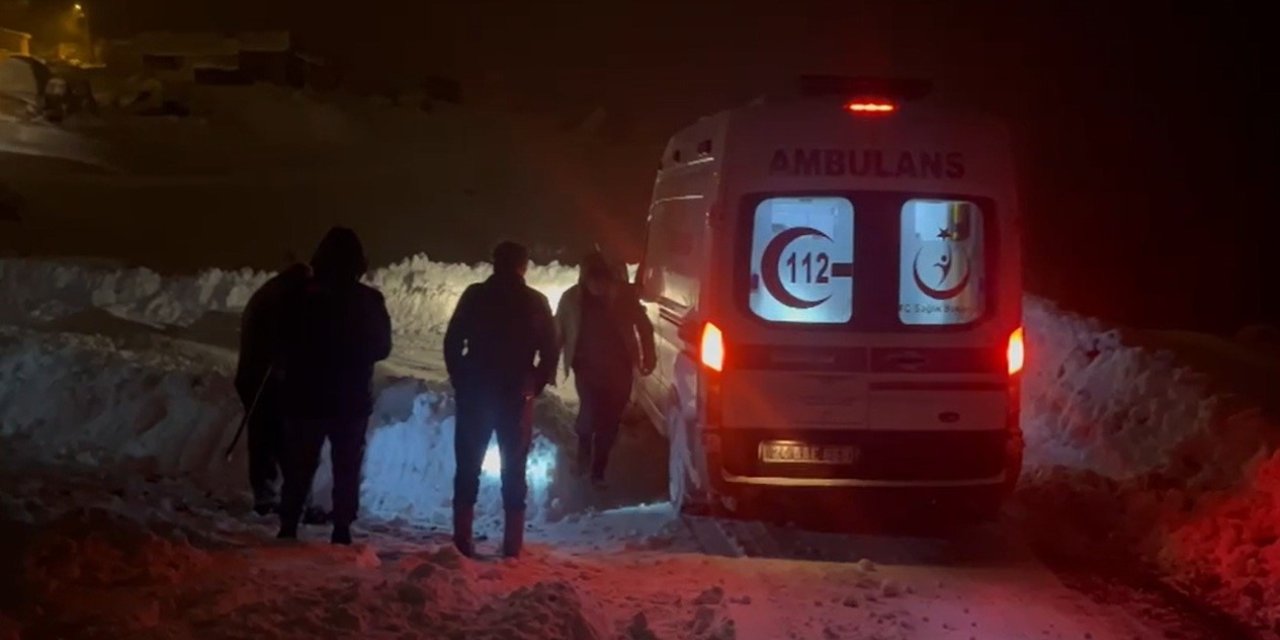 Erzincan’da kardan kapanan köy yolunda zamanla yarış