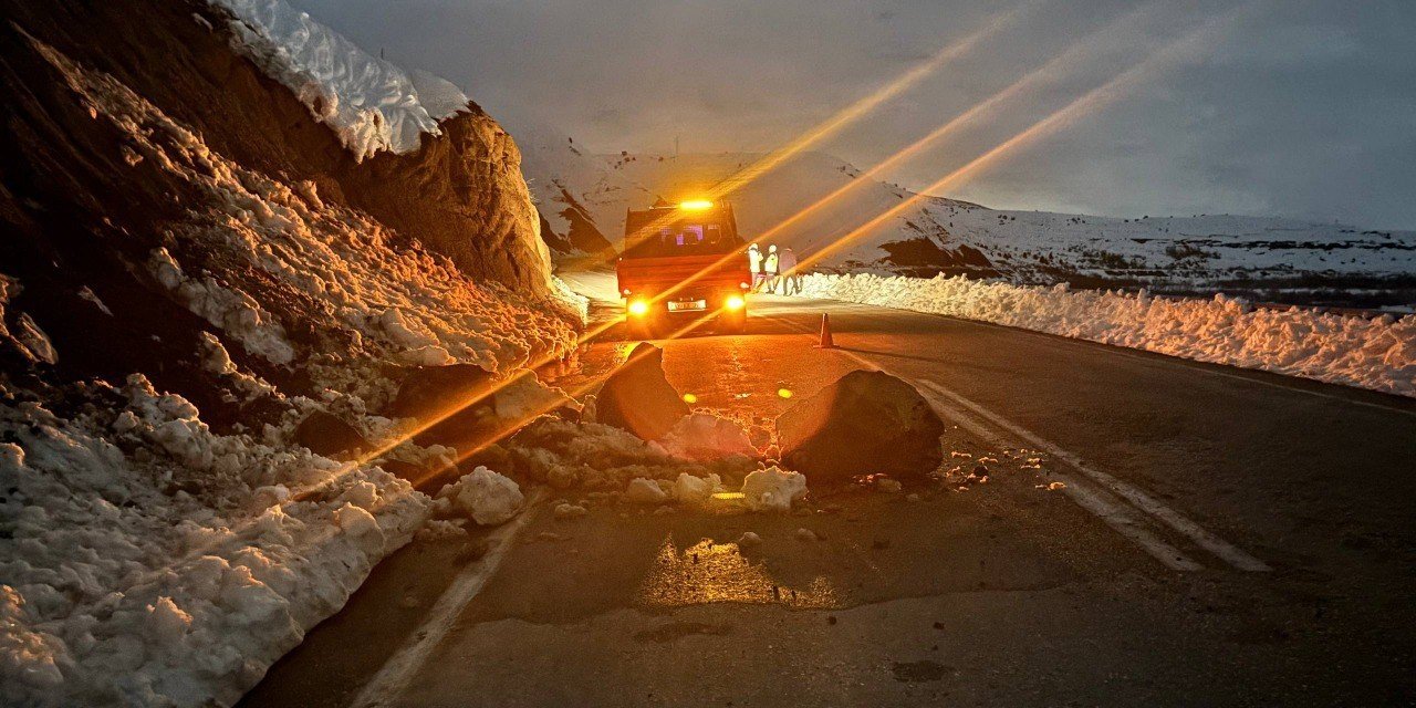 Erzincan’da yamaçtan kopan kayalar yola düştü