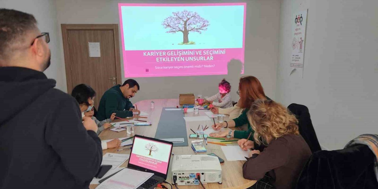 Çiftler saygılı bir evliliğe, aileler çocuklarını görmeye ve duymaya hazırlanıyor