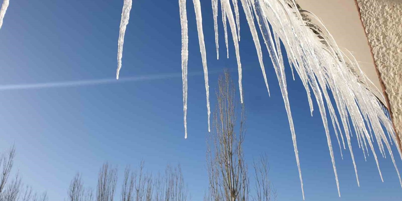 Başkale’de kar yağışı ve dondurucu soğuklar