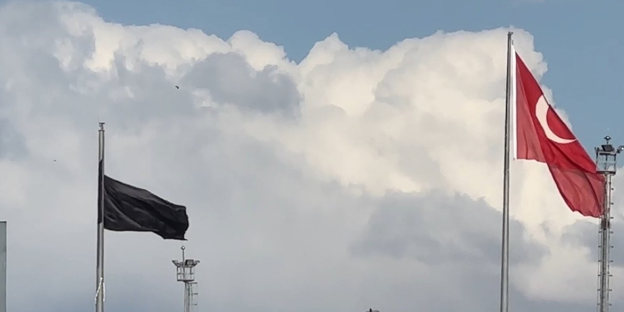 Esendere Sınır Kapısı’nda kısıtlama: İran tarafında dev siyah bayrak dikkat çekti