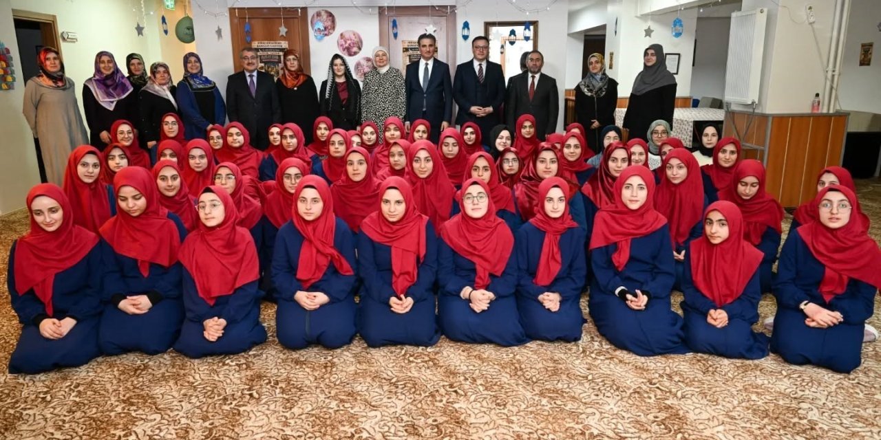 Kur’an kursu öğrencileriyle iftar yaptılar