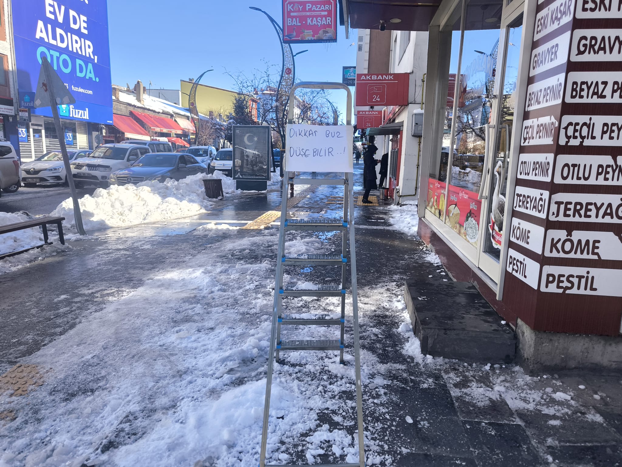 Kars esnafından 'merdivenli' önlem: Buz sarkıtlarına karşı ilginç uyarı