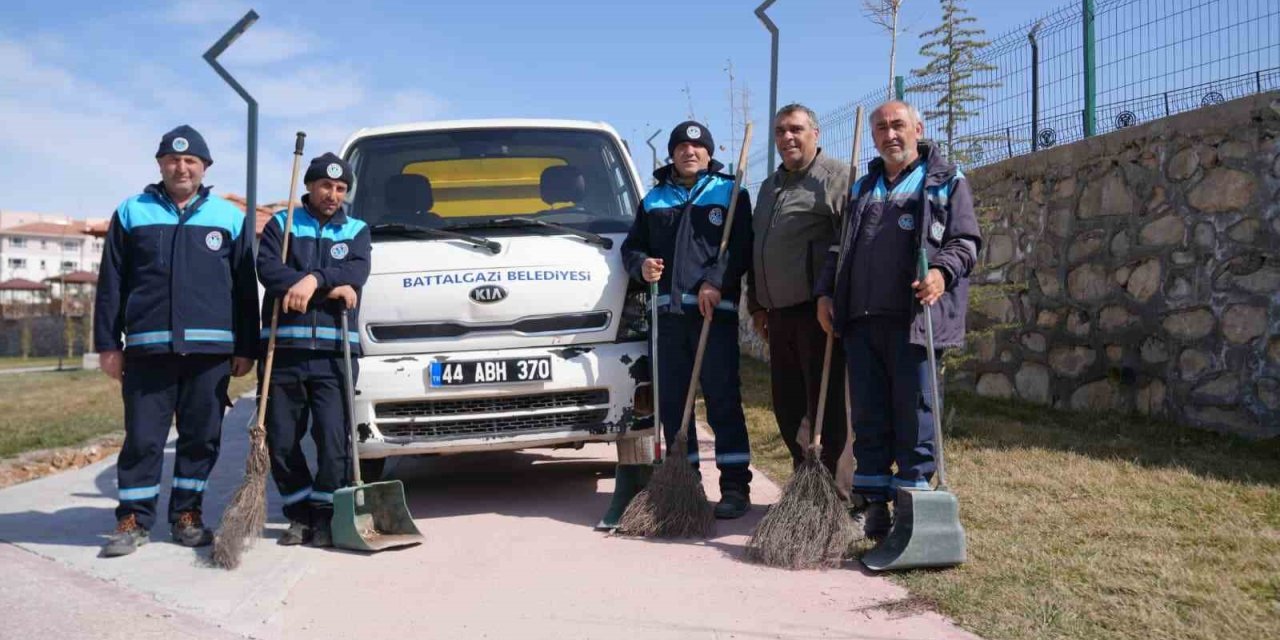 Battalgazi’de Derme Deresi çevresinde temizlik ve yıkama çalışması