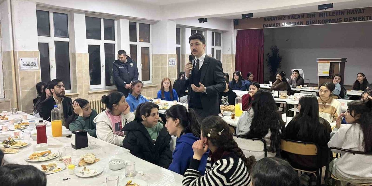 Digor Kaymakamı Ahmed Tayyib Kahraman öğrencilerle iftar sofrasında buluştu