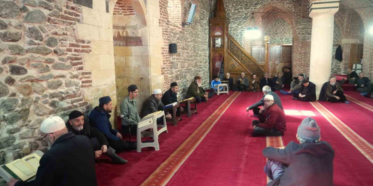 Muş’taki asırlık camide mukabele geleneği yaşatılıyor