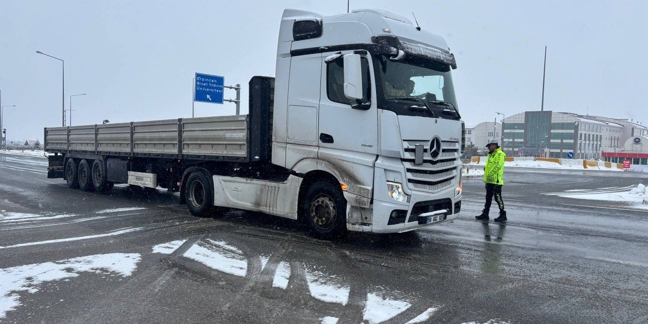 Erzincan’da 335 köy yolu kar nedeniyle ulaşıma kapalı