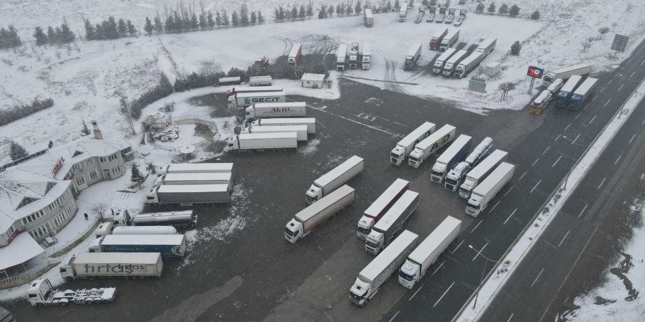 Erzincan’da kar yağışı ulaşımı aksattı