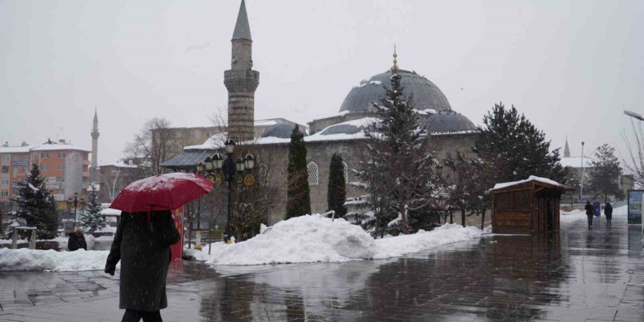 Erzurum’da kar yağışı etkili oluyor