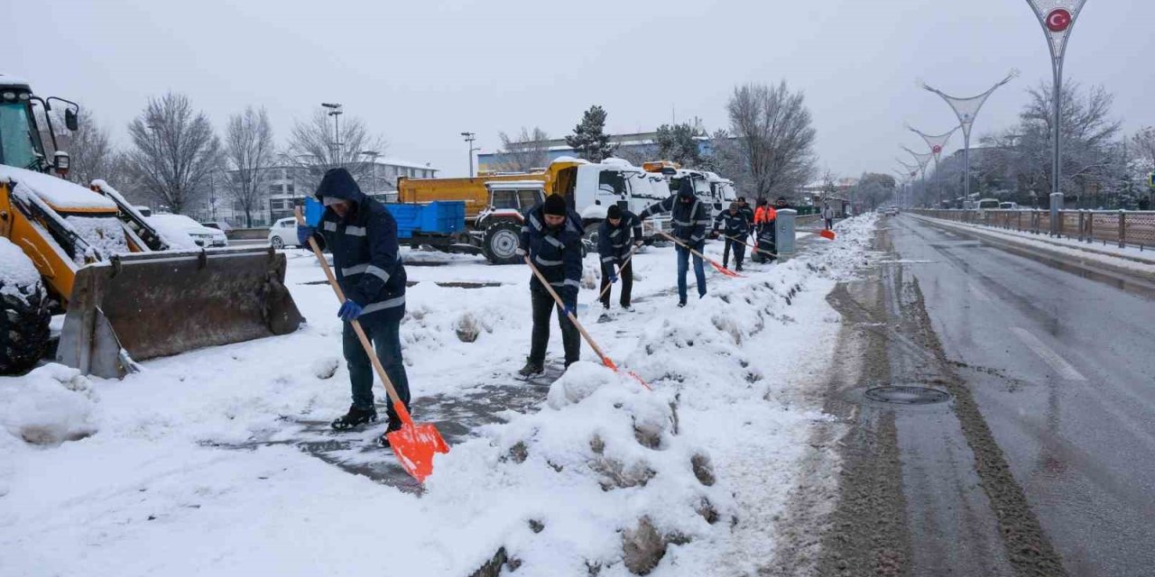 Erzincan’da karla mücadele çalışmaları sürüyor