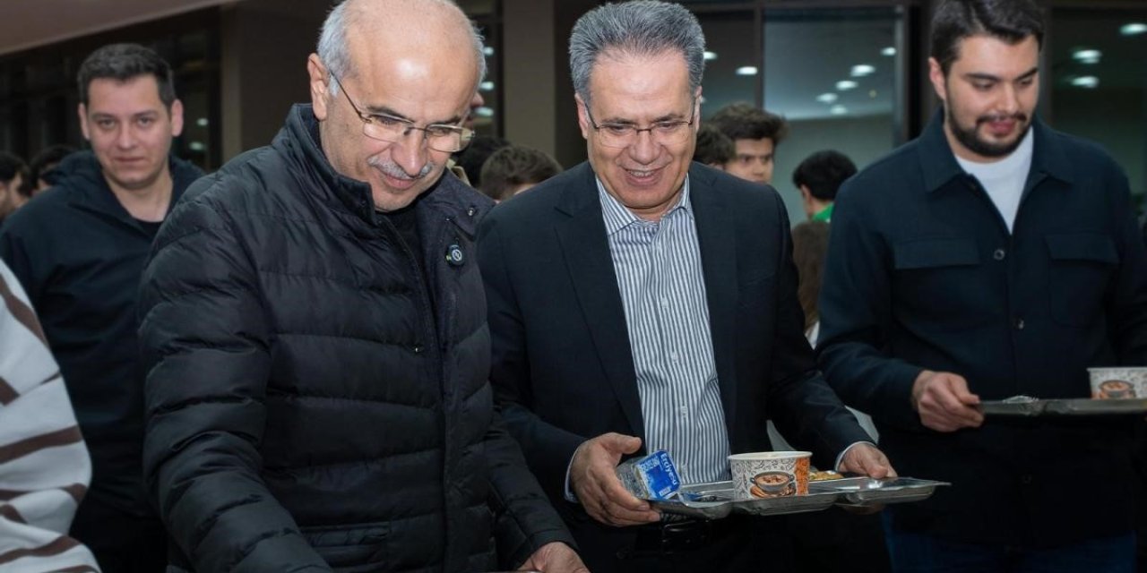 Başkan Er ile Rektör Akpolat sahur programında öğrencilerle bir araya geldi