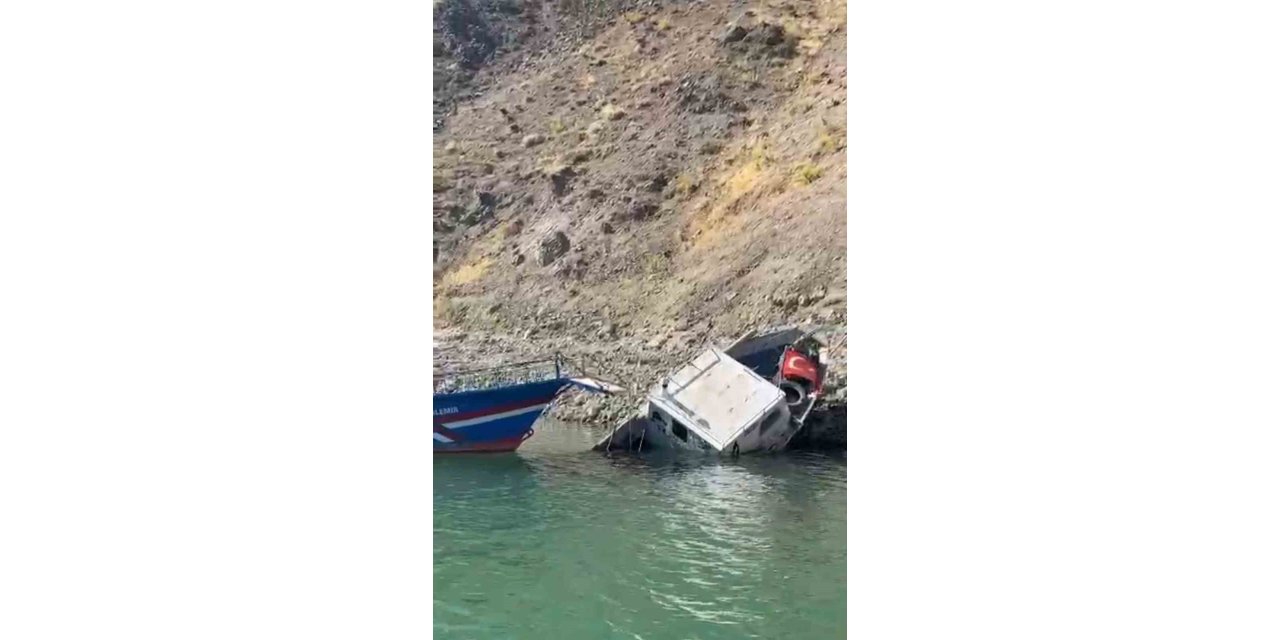 Elazığ’da fırtınaya dayanamayan tekne suya gömüldü