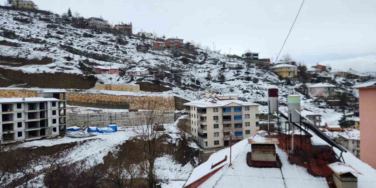 Tunceli’de mart sabahında kar sürprizi