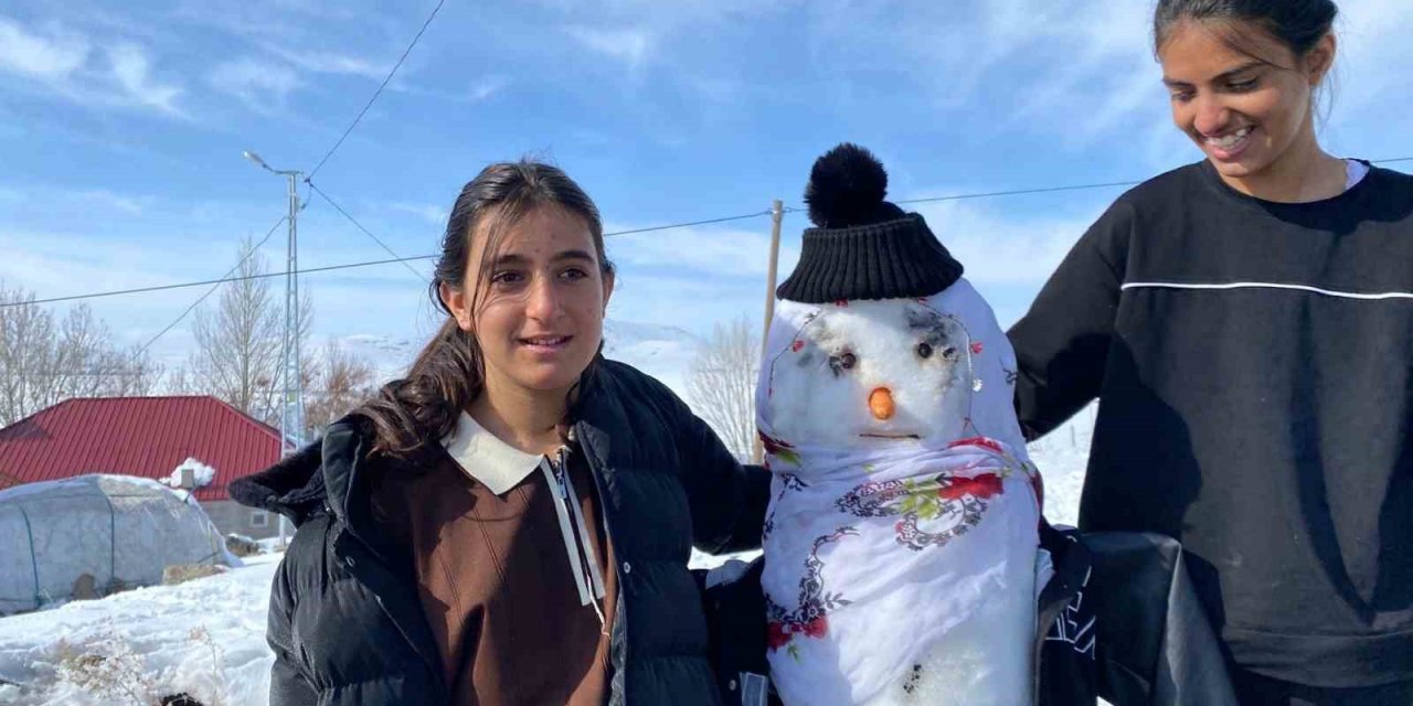 Ağrı’da kardan adamdan gelenek yaşatıldı