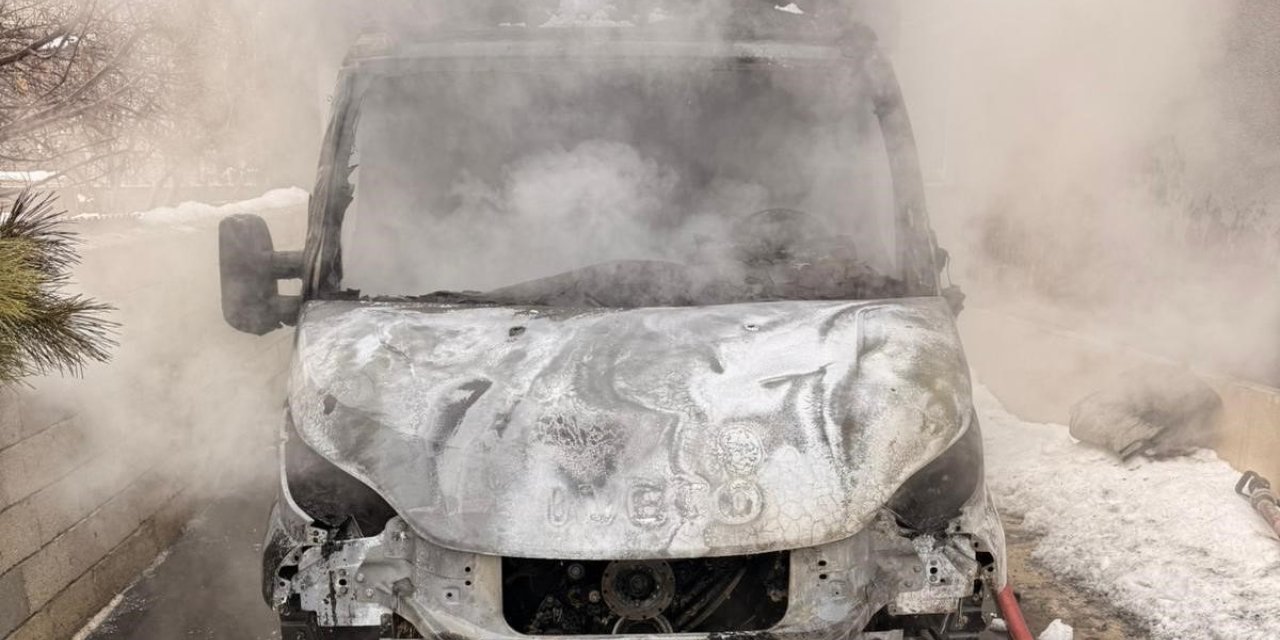 Van’da park halindeki kamyonet yandı