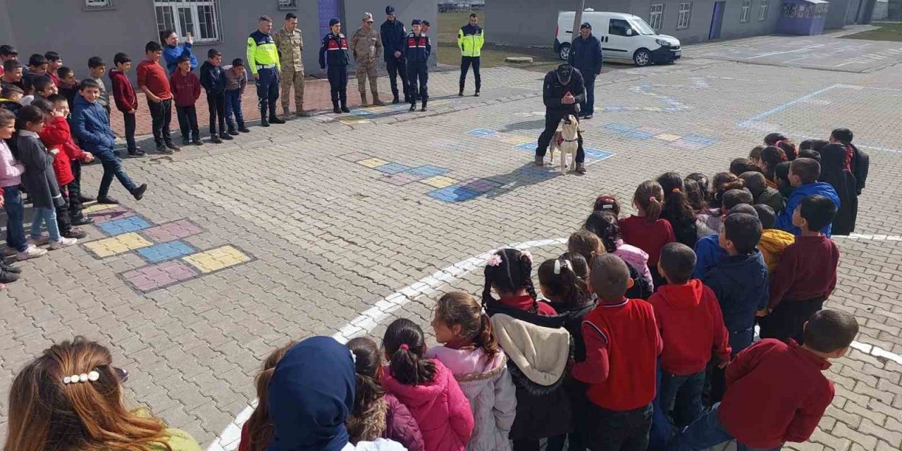 Muş’ta jandarmadan öğrencilere güvenlik ve trafik eğitimi